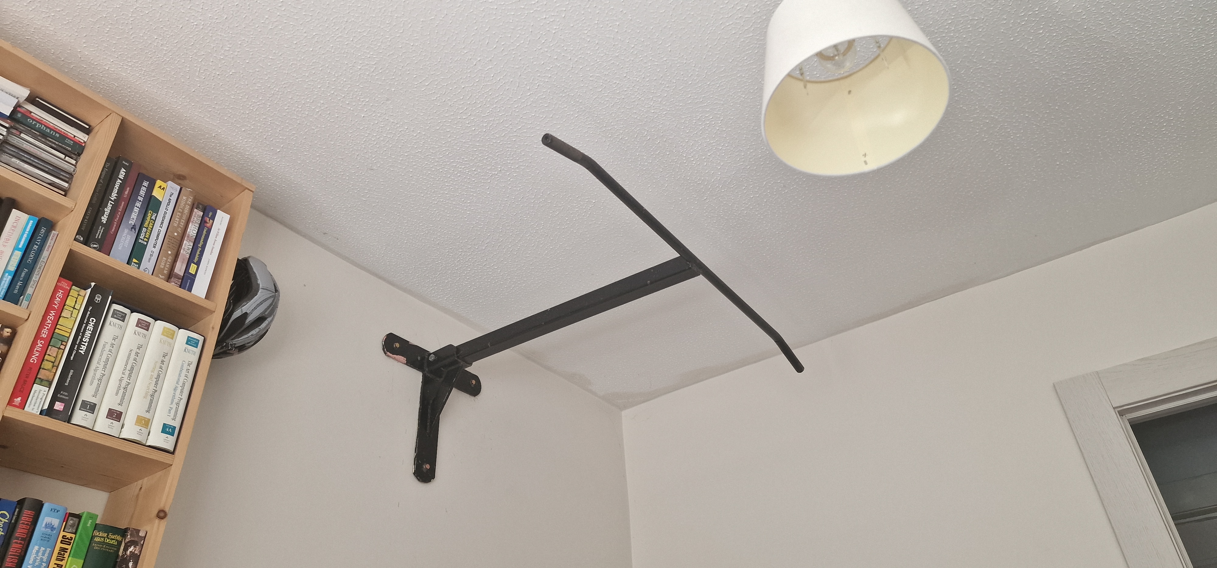 Pull up bar mounted on a wall